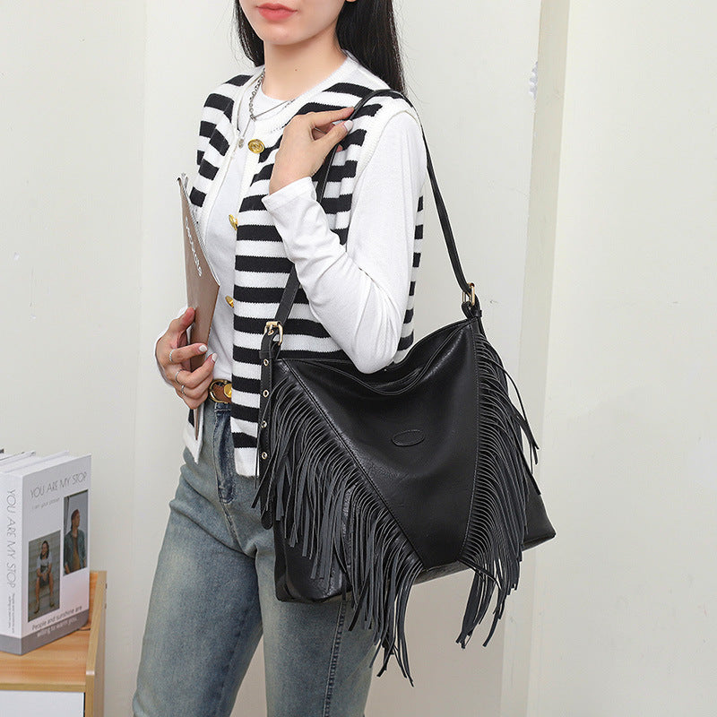 European And American Leisure Large Capacity Rivet Shoulder Messenger Bag For Women