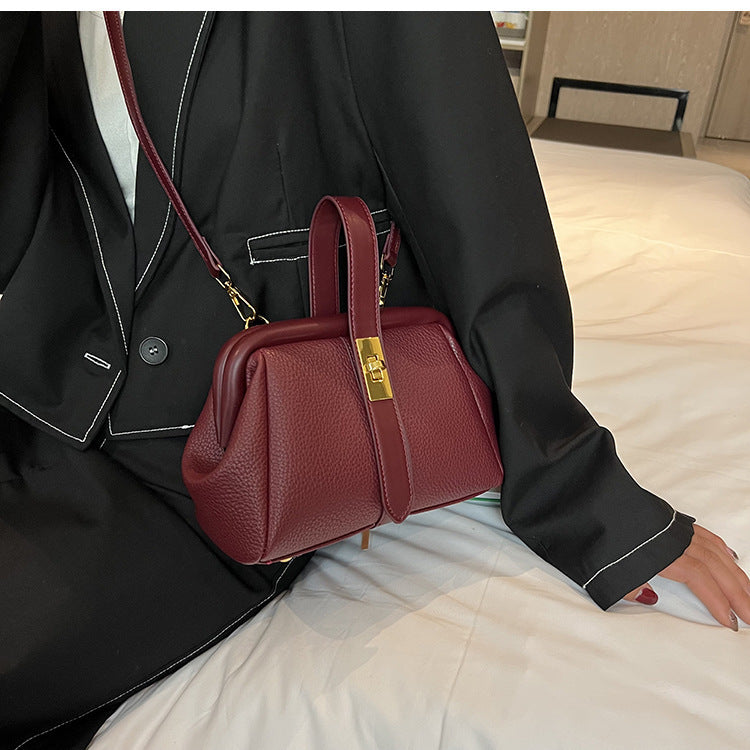 Shoulder Bag Is Fashionable And Stylish